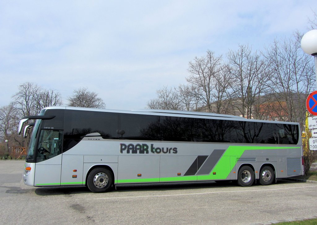 SETRA 417 GT-HD von PAAR-Tours aus Nieder�sterreich am 9.4.2013 in Krems gesehen.