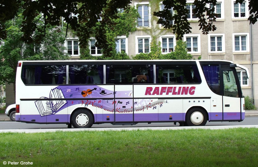 Setra S 312 HD von Raffling Reisen GmbH aus Klagenfurt, �sterreich, mit Aufschrift   Kunst und Kultur auf Reisen  , fotografiert am 07.07.2012 am Friedensplatz in Dessau