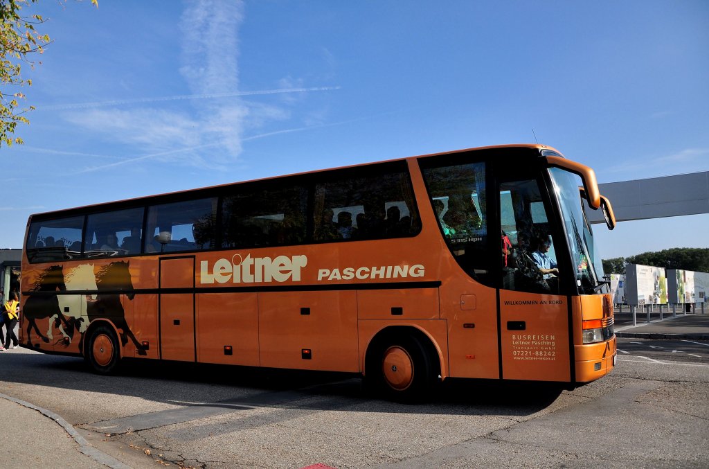 SETRA S315 HDH von LEITNER Reisen aus Ober�sterreich f�hrt am 23.9.2012 durch Krems an der Donau.
