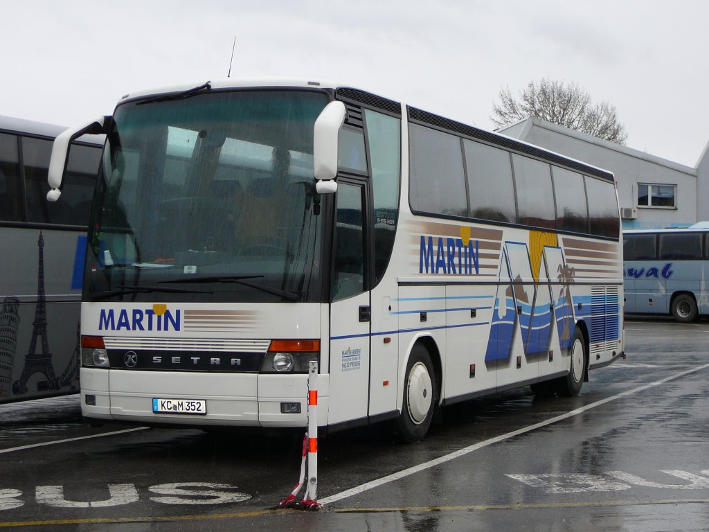 Setra S315 HDH von  MARTIN-REISEN  steht auf dem Parkplatz des Technikmuseums in Sinsheim, M�rz 2010