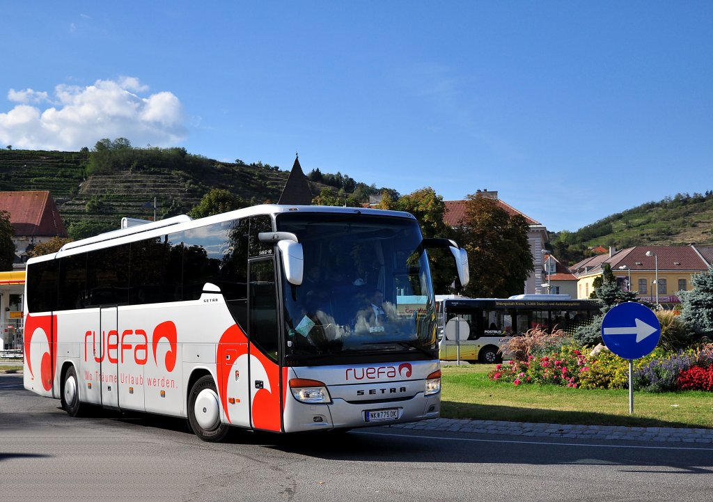 SETRA S415 GT-HD vom Reiseb�ro RUEFA aus Nieder�sterreich am 20.9.2012 in Krems an der Donau unterwegs.