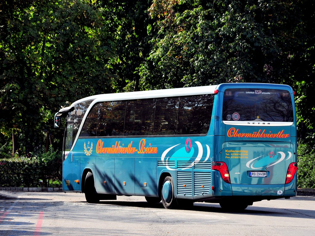SETRA S415 HD von BAUM�LLER Reisen am 28.9.2012 in Krems an der Donau gesehen.