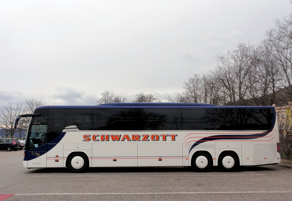 SETRA S416 GT-HD von SCHWARZOTT Reisen aus �sterreich am 30.11.2012 in Krems gesehen.