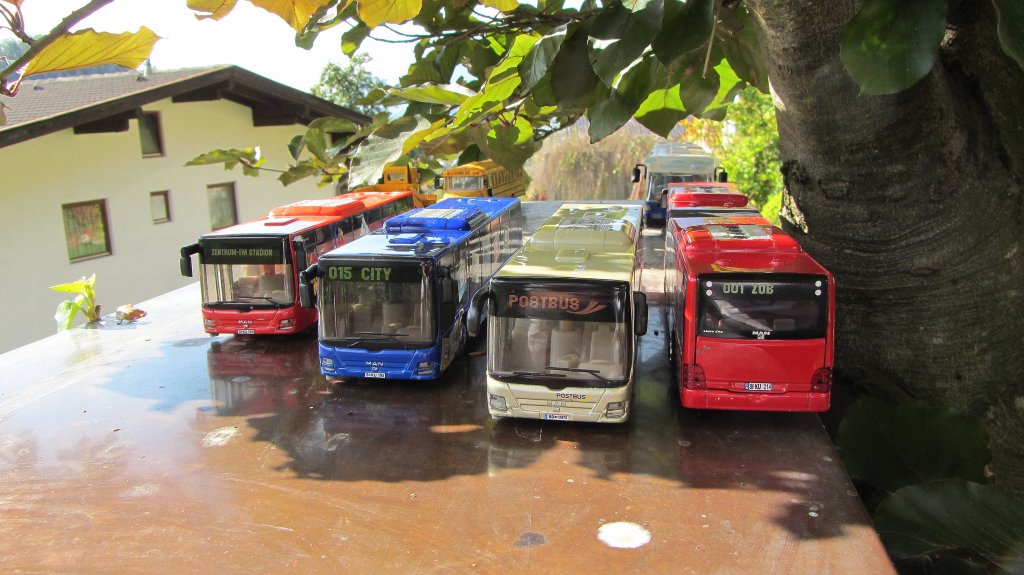 SIKU Modellbusse (alle MAN Lion&acute;s City) v.l.n.r.: Generation 1  Skibus  der Zillertaler Verkehrsbetriebe, Generation 1  Rittersport  (kein Unternehmen), Generation 2  Postbus  und Gelenksbus (Generation 2) f�r �sterreich/Deutschland.(14.10.2012)