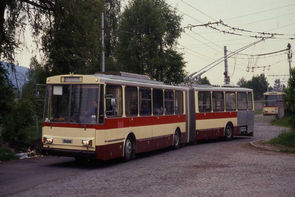Skoda O-Bus / Trolley Bus hier am 6.6.1991 in unmittelbarer Werkn�he in Ostrov (Tschechien).
Skoda betreibt dort eine O-Bus Teststrecke bis hinauf nach Jachymov im Erzgebirge.
