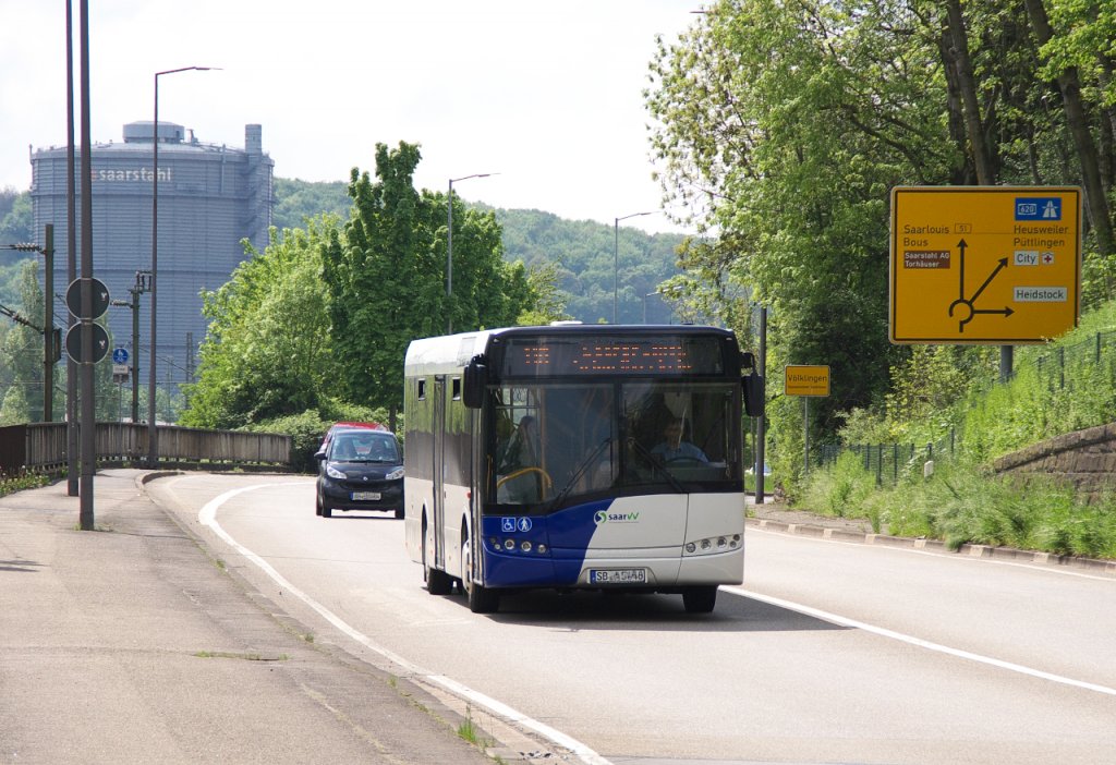 Solaris Urbino der Linie 110 (Schnellverkehr V�lklingen - Saarbr�cken) hat gerade den Stadtbereich von V�lklingen verlassen. 07.05.2013
