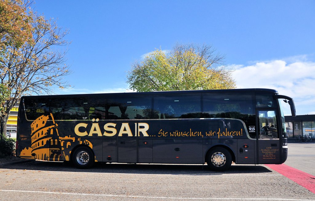 VAN HOOL T915 ALICRON von C�SAR Reisen aus Wien im September 202 in Krems an der Donau.
