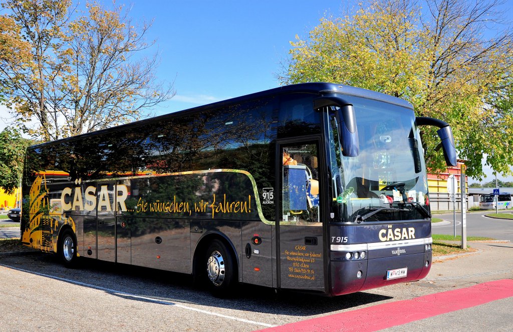 VAN HOOL T915 ALICRON von C�SAR Reisen aus Wien im September 202 in Krems an der Donau.