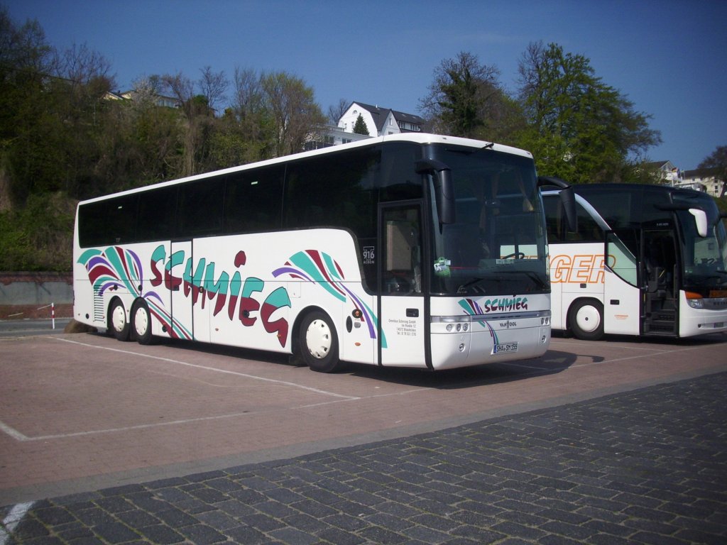 Van Hool T916 von SCHMIEG aus Deutschland im Stadthafen Sassnitz.