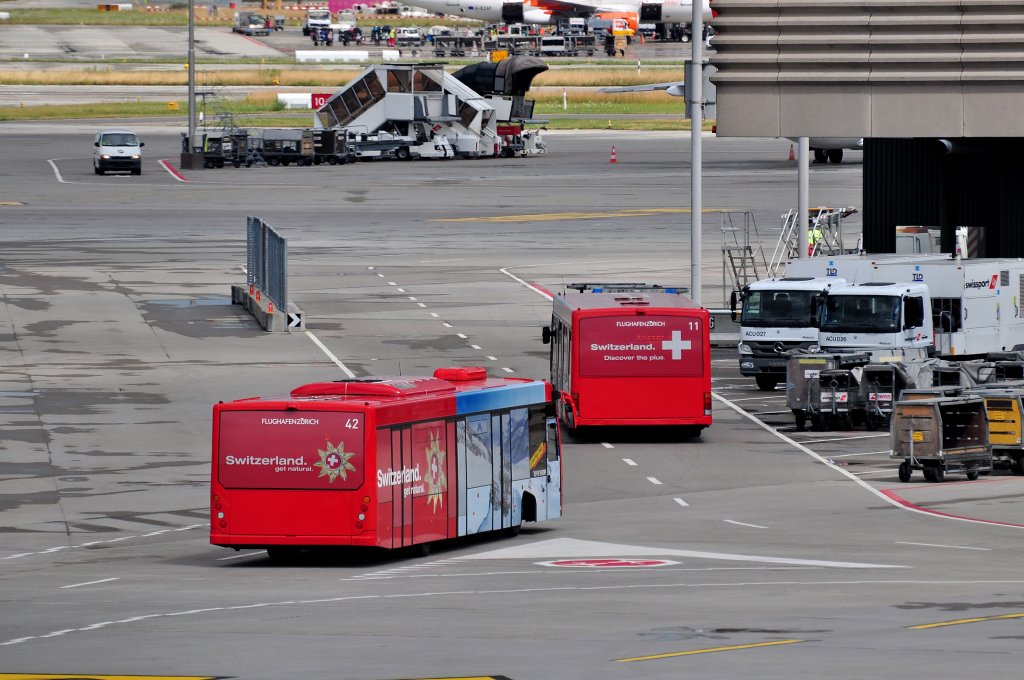 Viel Verkehr am Airport Z�rich-Kloten,Passagierbef�rderungsbusse COBUS 3000 am Vorfeld,30.6.2013.