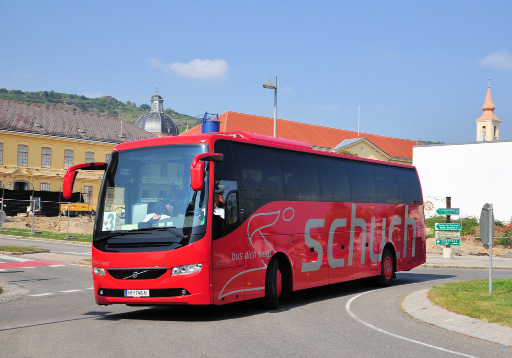 Volvo 9700 von Schuch Reisen aus �sterreich in Krems.