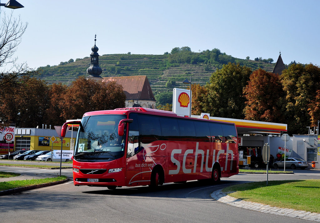 Volvo 9700 von Schuch Reisen aus �sterreich in Krems.