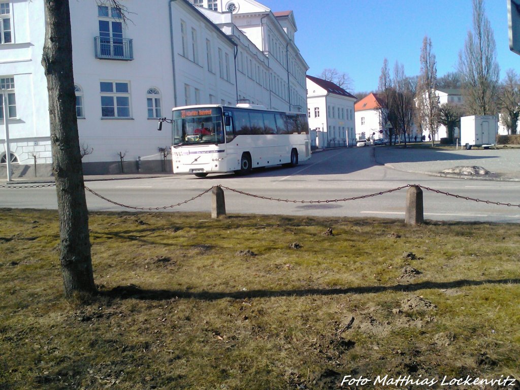 Volvo als Linie 30 mit Ziel Altef�hr, Bahnhof / kurz hinter der Haltestelle Putbus, Circus am 8.4.13