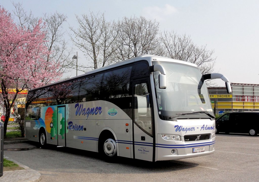 VOLVO Reisebus von WAGNER Reisen aus �sterreich am 21.4.2013 in Krems an der Donau.
