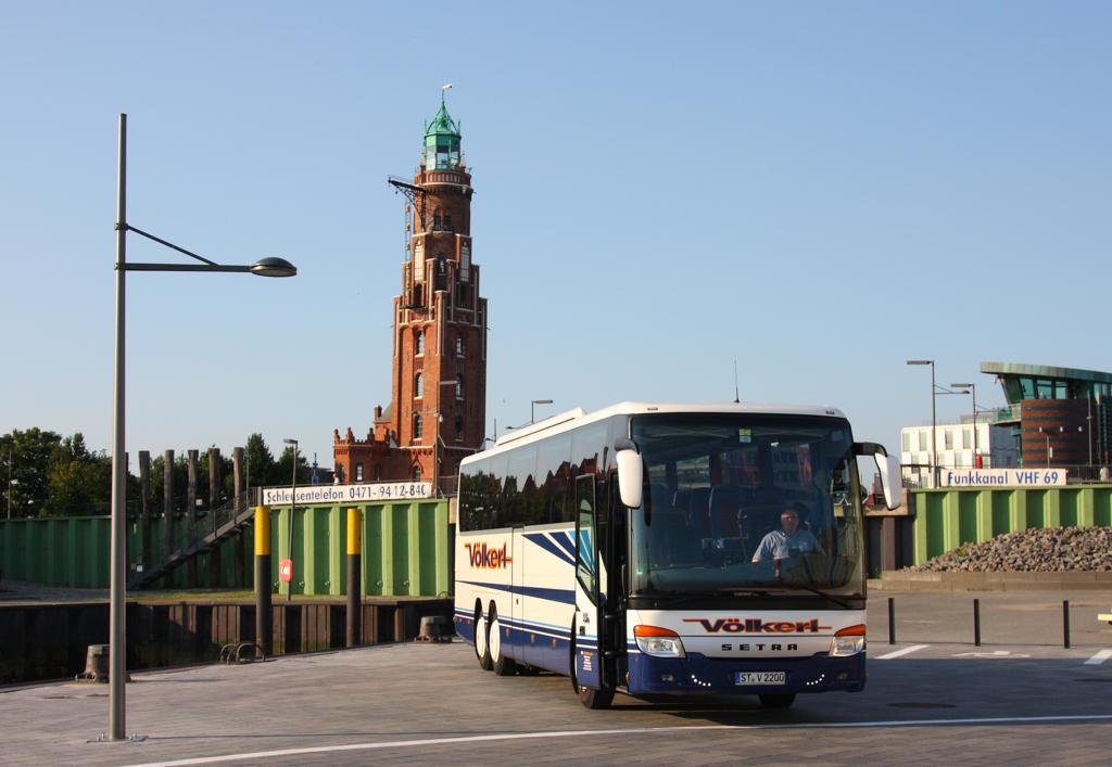 Vor dem sch�nen alten Leuchtturm in Bremerhaven steht am 6.7.2013
der gr��te Reisebus der Fa. V�lkert aus H�rstel-Riesenbeck. 
Es handelt sich um einen dreiachsigen Setra 416 GT HD der Comfort Class.