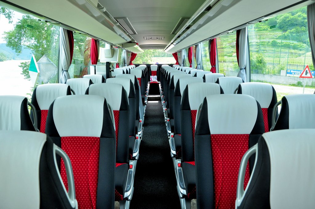 Wundersch�ne Sitze im neuen SETRA 515 HD von BLAGUSS aus Wien mit neuem Design,gesehen in der Wachau/Nieder�sterreich,26.5.2013.Danke an den netten Fahrer f�r Fotoerlaubnis!