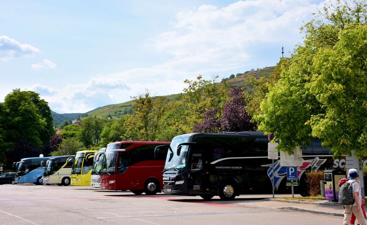 ... rechts der Volvo 9900 von Schwarz Reisen aus �sterreich am Busparkplatz in Krems.