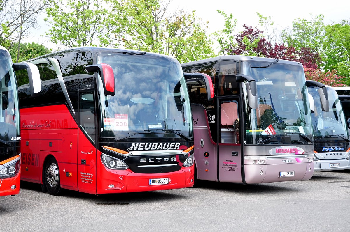 2 Busse von Neubauer Reisen aus �sterreich,links ein Setra 516 HDH und rechts ein Van Hool T917 Astron,in Krems gesehen.