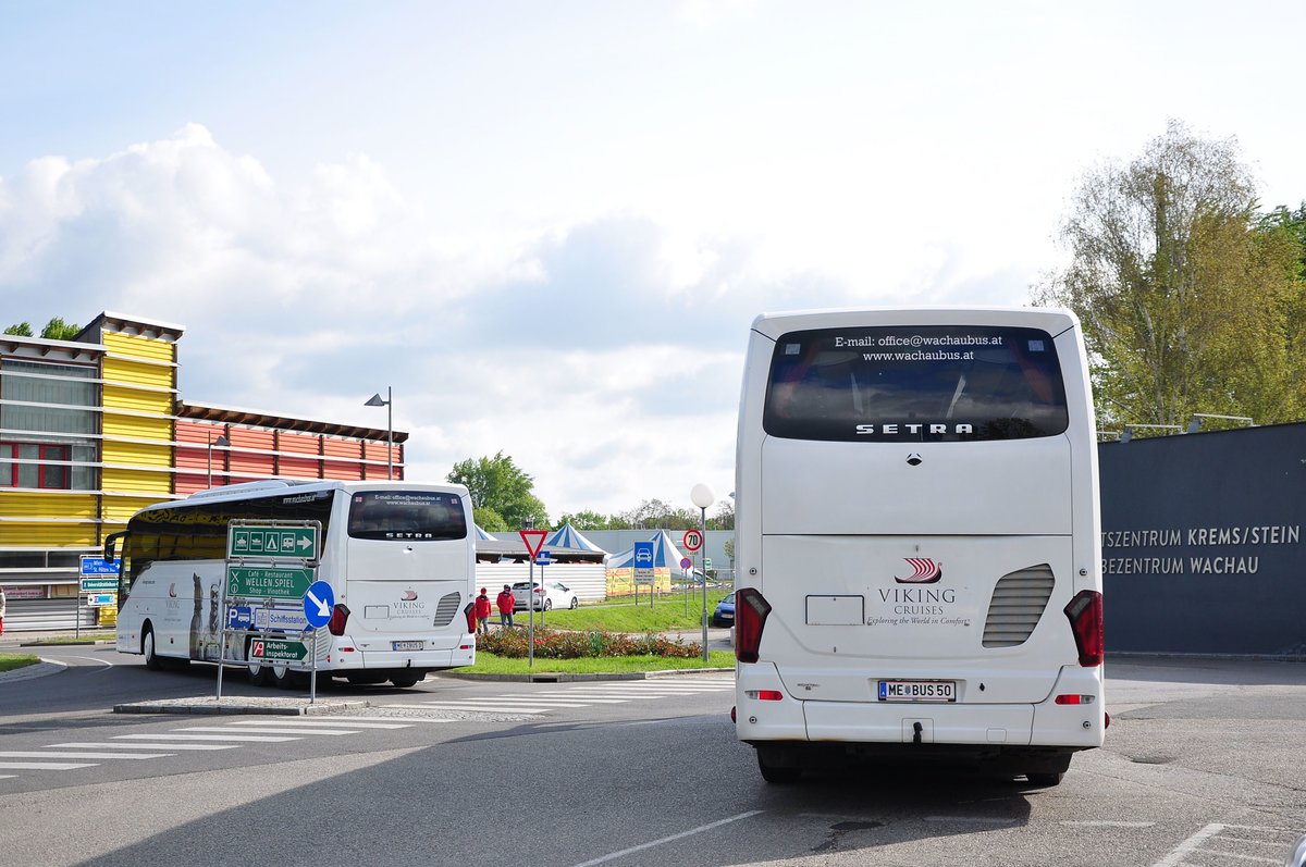 2 Setra 517 HD von Zw�lfer Reisen aus Nieder�sterreich in Krems gesehen.