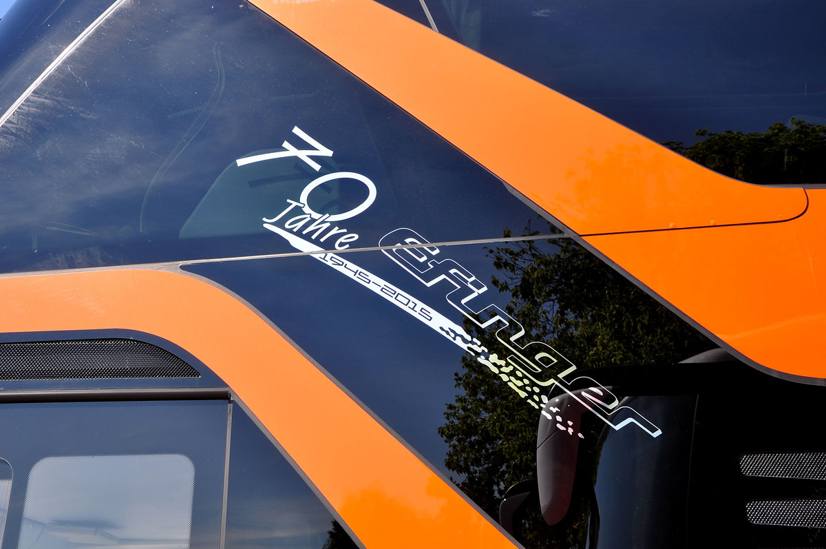  70 Jahre Efinger Reisen  Aufdruck am Neoplan Skyliner �6 von Efinger Reisen aus der BRD in Krems gesehen.