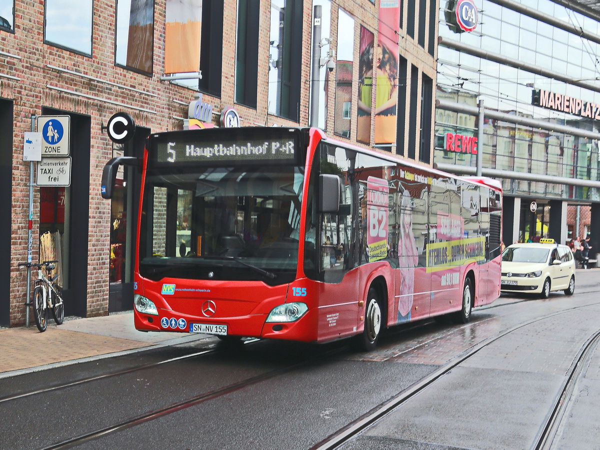 Am 02. August 2019 durchf�hrt ein Mercedes Benz Citaro Bus Nummer 155 des Nahverkehr Schwerin GmbH den Marienplatz. 