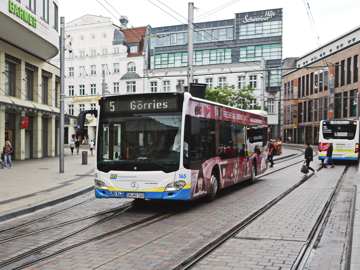 Am 02. August 2019, nach einem kr�ftigen Regen, durchf�hrt ein Mercedes Benz Citaro des Nahverkehr Schwerin GmbH den Marienplatz. 