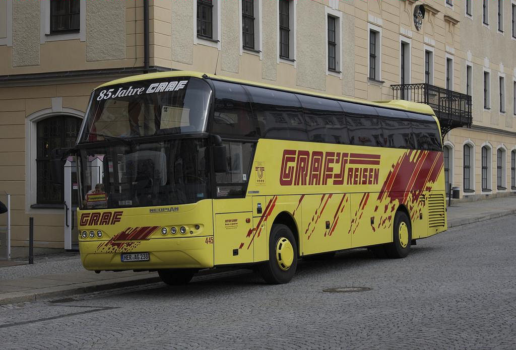 Am 1.11.2013 war auch die Fa. Graf aus Herne im Erzgebirge unterwegs. Am 
Marktplatz in Annaberg - Buchholz stand Bus 445 ein Neoplan Cityliner. 