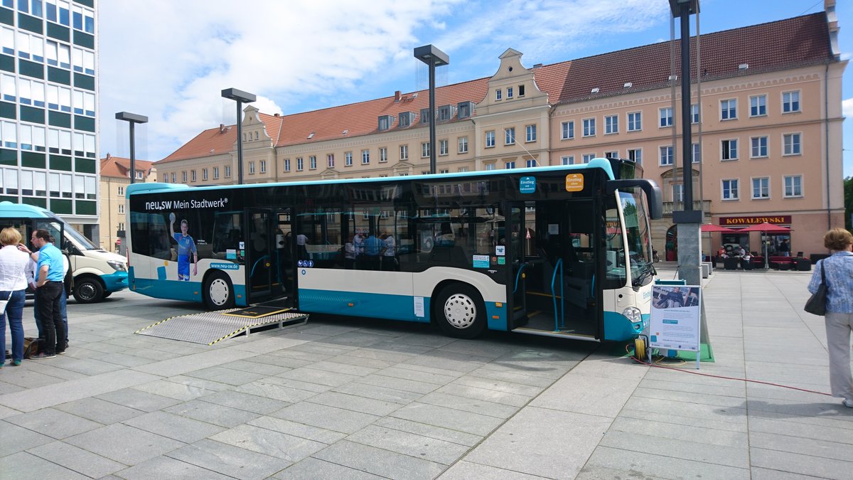 ....am 16.juli wurden die neuen Busse der Stadtwerke auf den Marktplatz vorgestellt wo auch ein Sicherheitstraninig sicher im Bus einsteigen veranstaltet wird 
...hier der neue Citaro NB SW 546  und auf den Bussen sind wieder Sportler die in  Sportvereinen Neubrandenburgs sind 