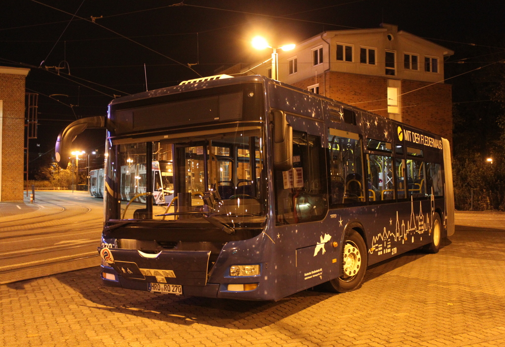 Am Abend des 30.10.2018 stand der MAN Niederflurbus der 3. Generation (Lion's City) Wagen 270 der Rostocker Stra�enbahn AG auf dem Gel�nde der Rostocker Stra�enbahn AG.