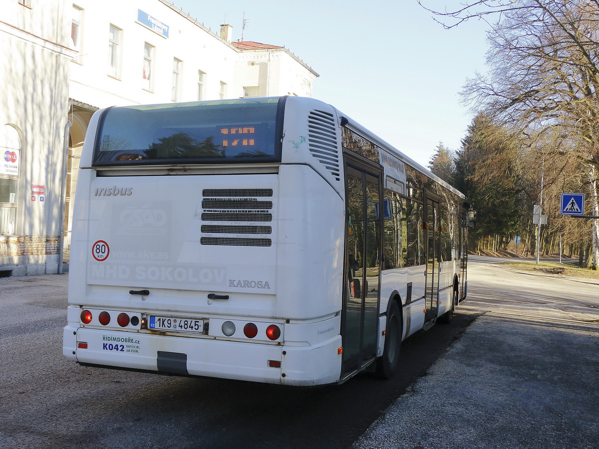 Am Bahnhof Franzensbad steht am 15. Februar 2019 als Linie 120 (in Richtung Cheb) ein 

Heckpartie des Stadtbus Irisbus Citelis gesehen am Bahnhof Franzensbad am 15. Februar 2019.