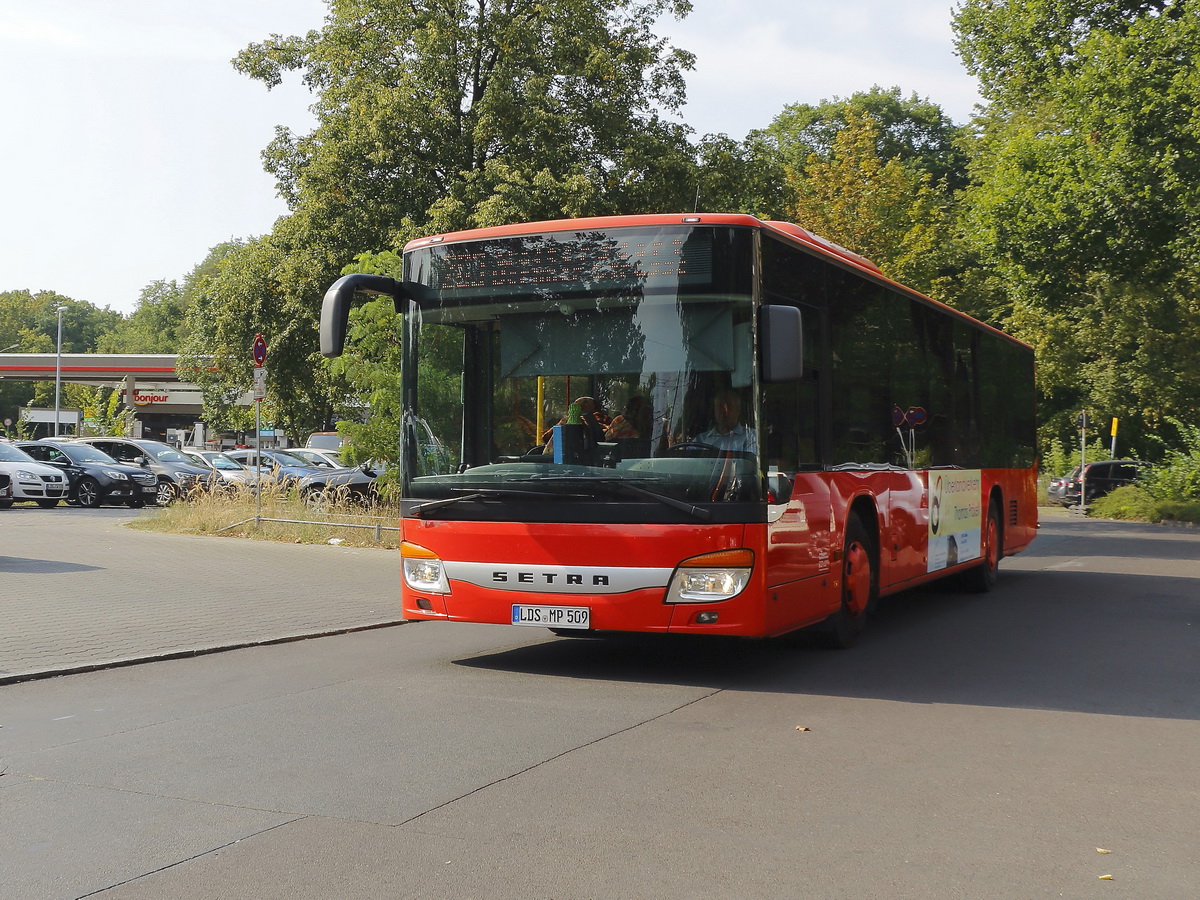 Anfahrt eines Setra S 300er-Serie NF als Linienbus zum S-Bahnhof Gr�nau am 26. August 2019.