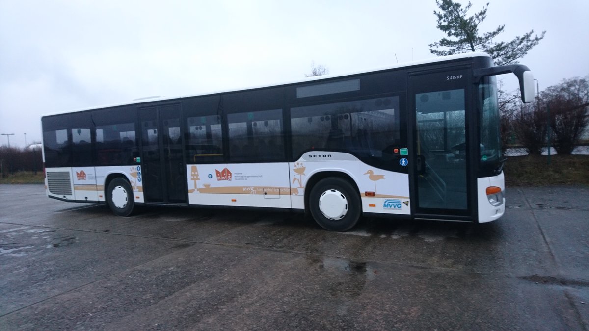 ....auch dieser Setra stand am Betriebshof in Neubrandenburg der Firma Becker-Strelitz Reisen für den SEV 
aber auch im Stadtverkehr von Neustrelitz oder als Überlandbus wird er eingesetzt 