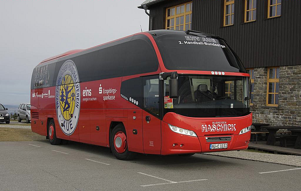 Auf der Spitze des Feldberg im Erzgebirge parkte am 1.11.2013 dieser Neoplan
Cityliner der Fa. Haschick aus Schneeberg. Das Fahrzeug tr�gt Werbefl�chen
f�r die 2. Handball Bundesliga und zwar: Erzgebirgischer Handballverein Aue.