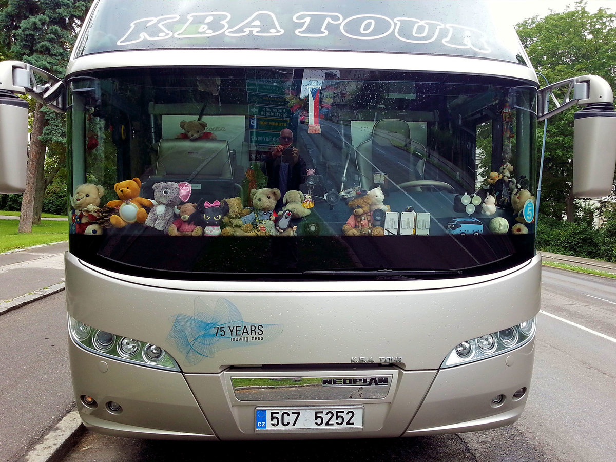  B�reninvasion  im Neoplan Cityliner von K.B.A. Tours aus der CZ in Krems gesehen.