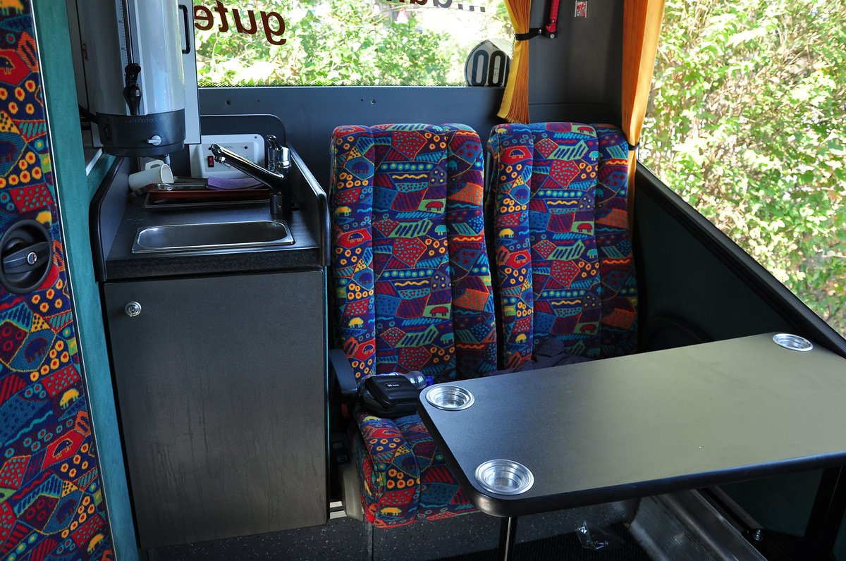 Bequeme Sitzgruppe mit Tisch und K�che im VDL Bova von Globetrotter Reisen aus der BRD in Krems gesehen.