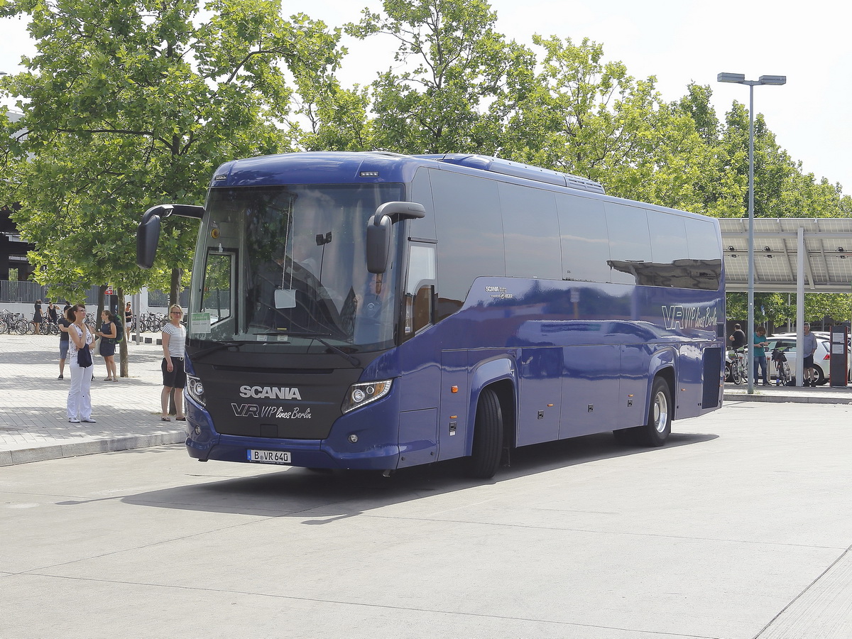 Berlin Bahnhof Südkreuz, Reisebus Scania Higher Touring  des Vestischen Reisedienst GmbH & Co. KG am 17. Juni 2018.
