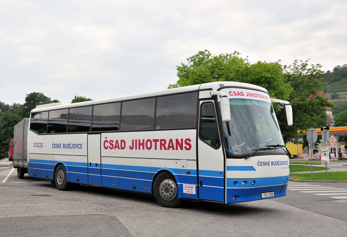 BOVA Reisebus mit Radh�nger aus der CZ am 25.5.2013 in Krems gesehen.