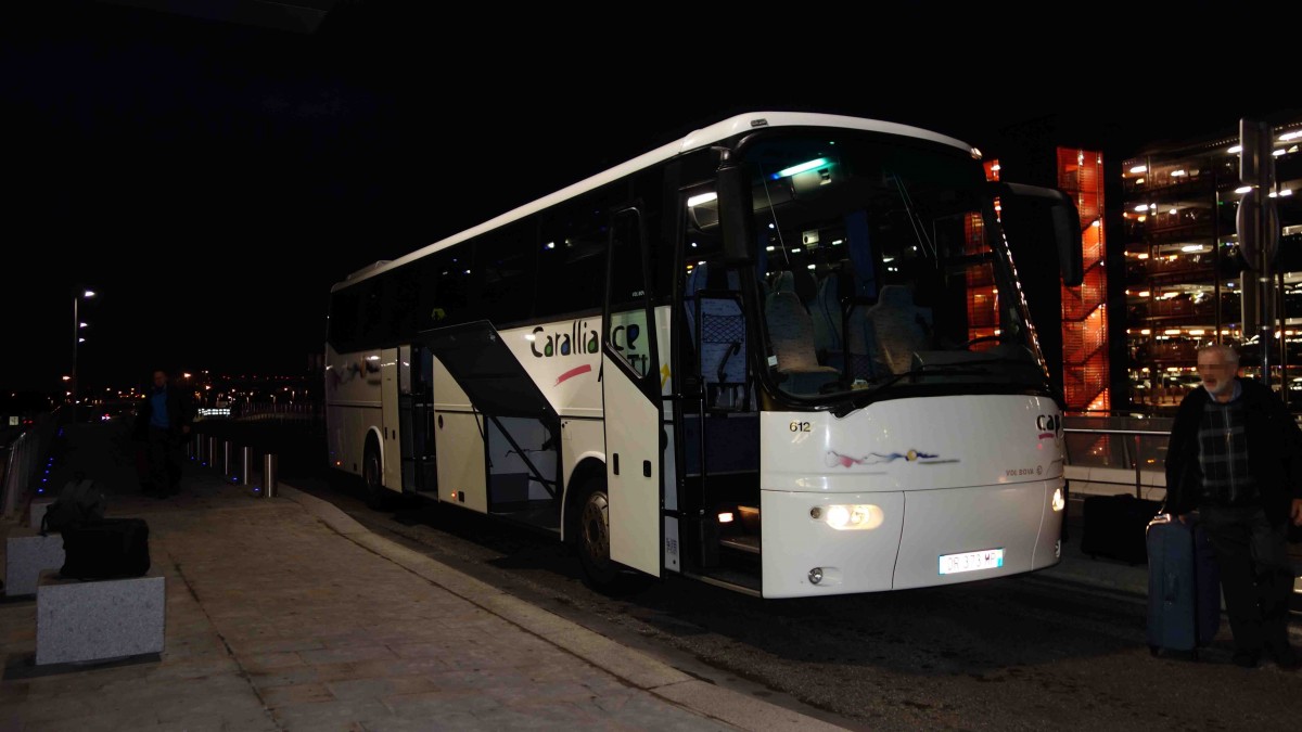 Bus der  Caralliance  bringt Flugg�ste zum Airport Toulouse im September 2015