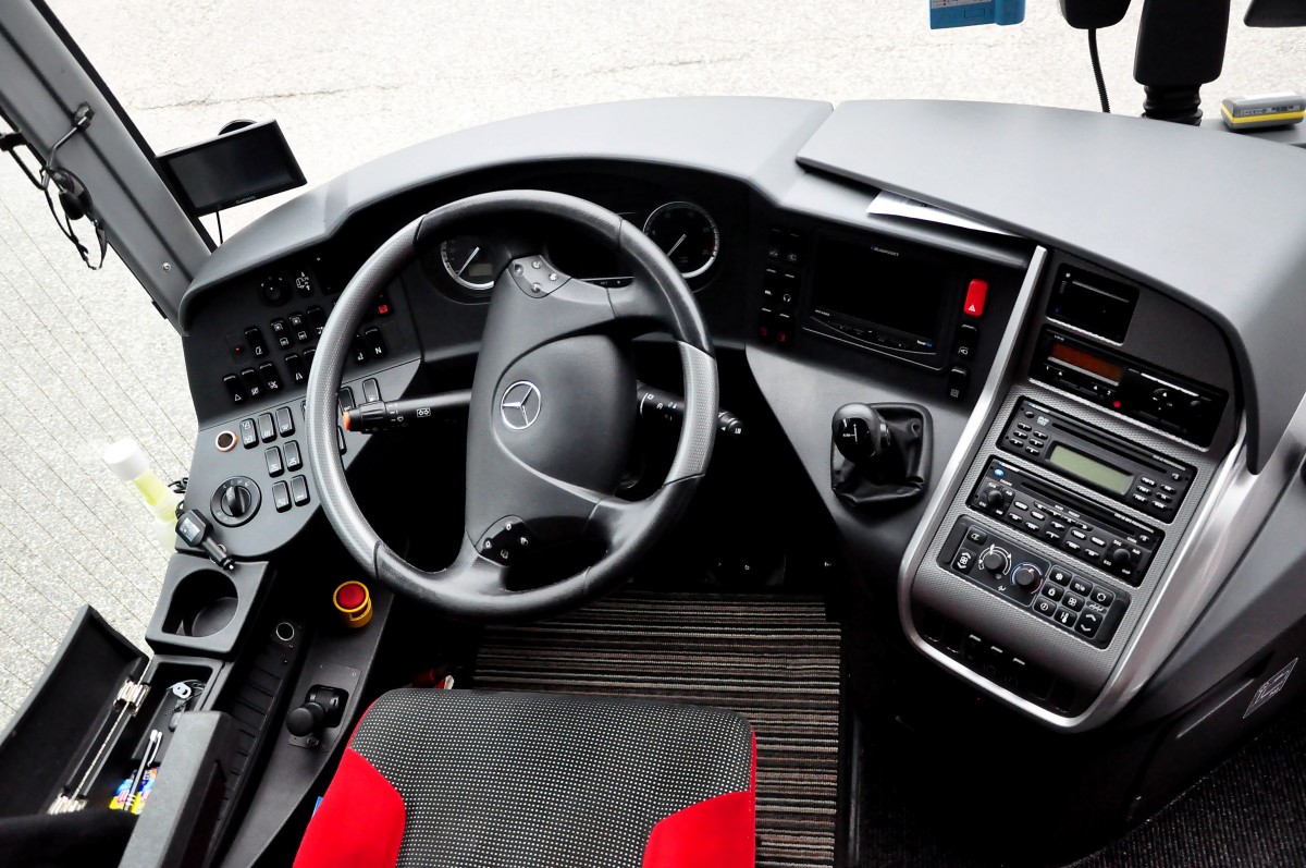 Cockpit im Mercedes Travego von k 6 k Busreisen (�FB Mannschaftsbus) aus Nieder�sterreich im Juni 2015 in Krems.