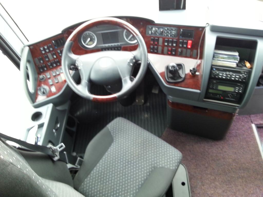 Cockpit im Setra 416 HDH mit  �ppiger Sonderausstattung  vom Reisebusunternehmer GSCHWEDNER aus Ober�sterreich in Krems.