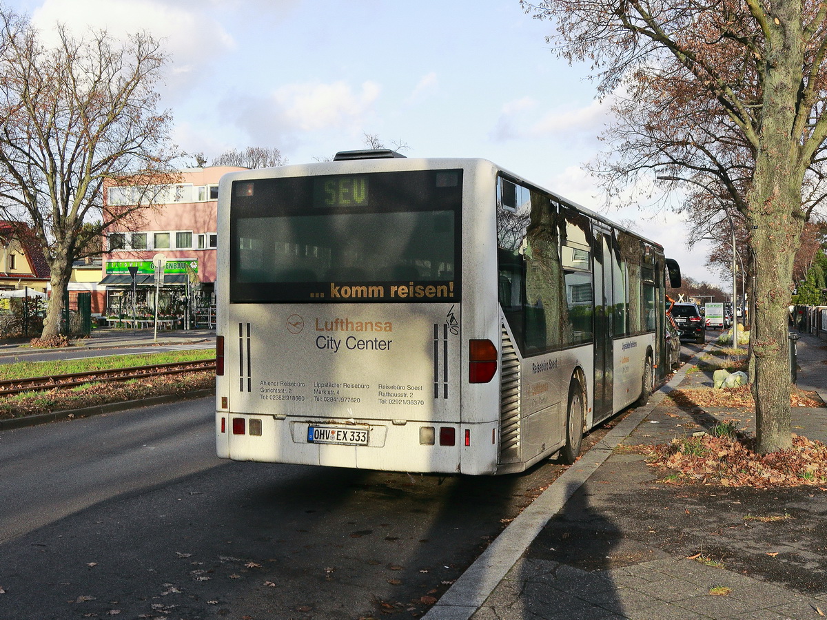 Daimler Bus der OBE Oberhavel Bus Express GmbH, Oranienburg steht an der Strecke der NEB - Die Niederbarnimer Eisenbahn in Berlin Rudow in der Stubenrauchstra�e.