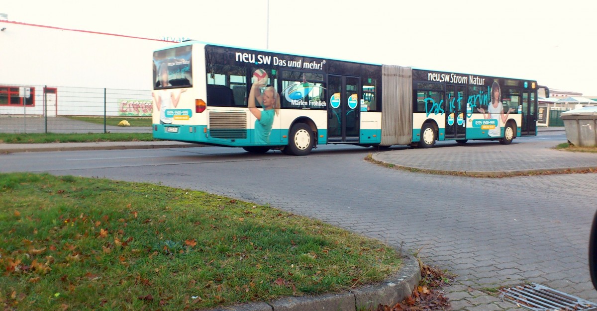 ....das ist einer der letzten vier citaro's die aus dem stadtbild verschwinden werden......mit der eigenwerbung der stadtwerke f�r naturstrom 
