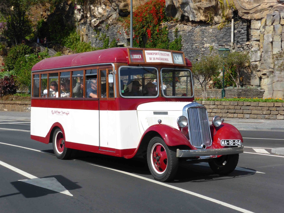 Der alte Dodge bringt Kreuzfahrer ins Stadtzentrum von Funchal/Madeira, M�rz 2015