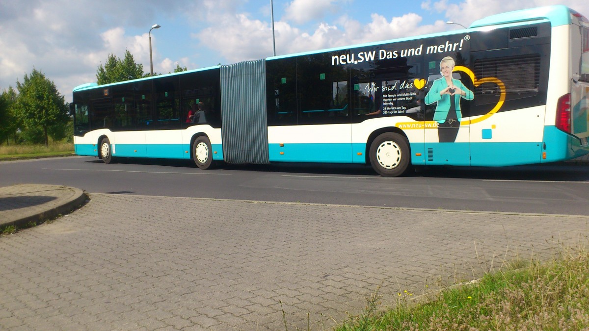 Der Citaro NB SW 592....hier ein bisschen dichter 
mit der eigen Werbung fürs Unternehmen der Stadtwerke aber noch ohne Werbung