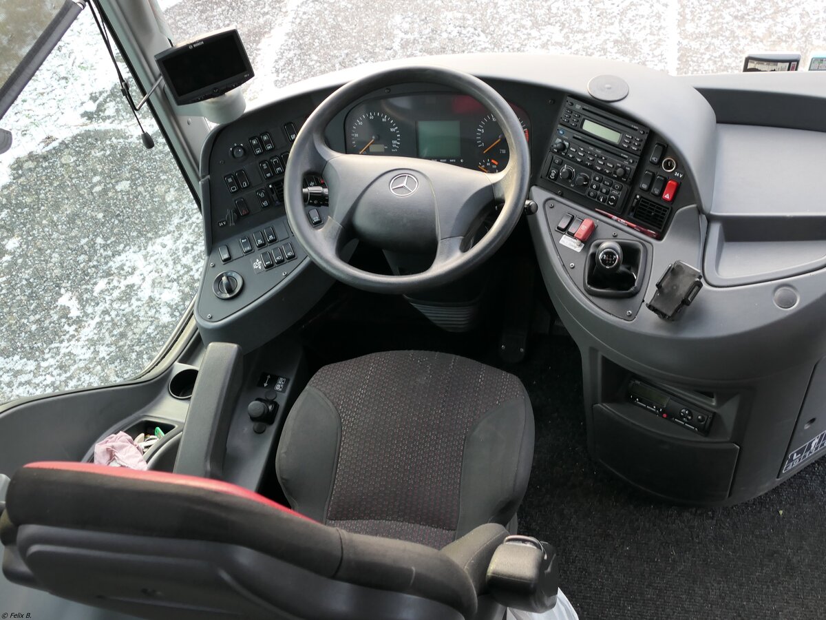 Der Fahrerarbeitsplatz eines Mercedes Tourismo von Lewitz-Reisen aus Deutschland in Neubrandenburg.