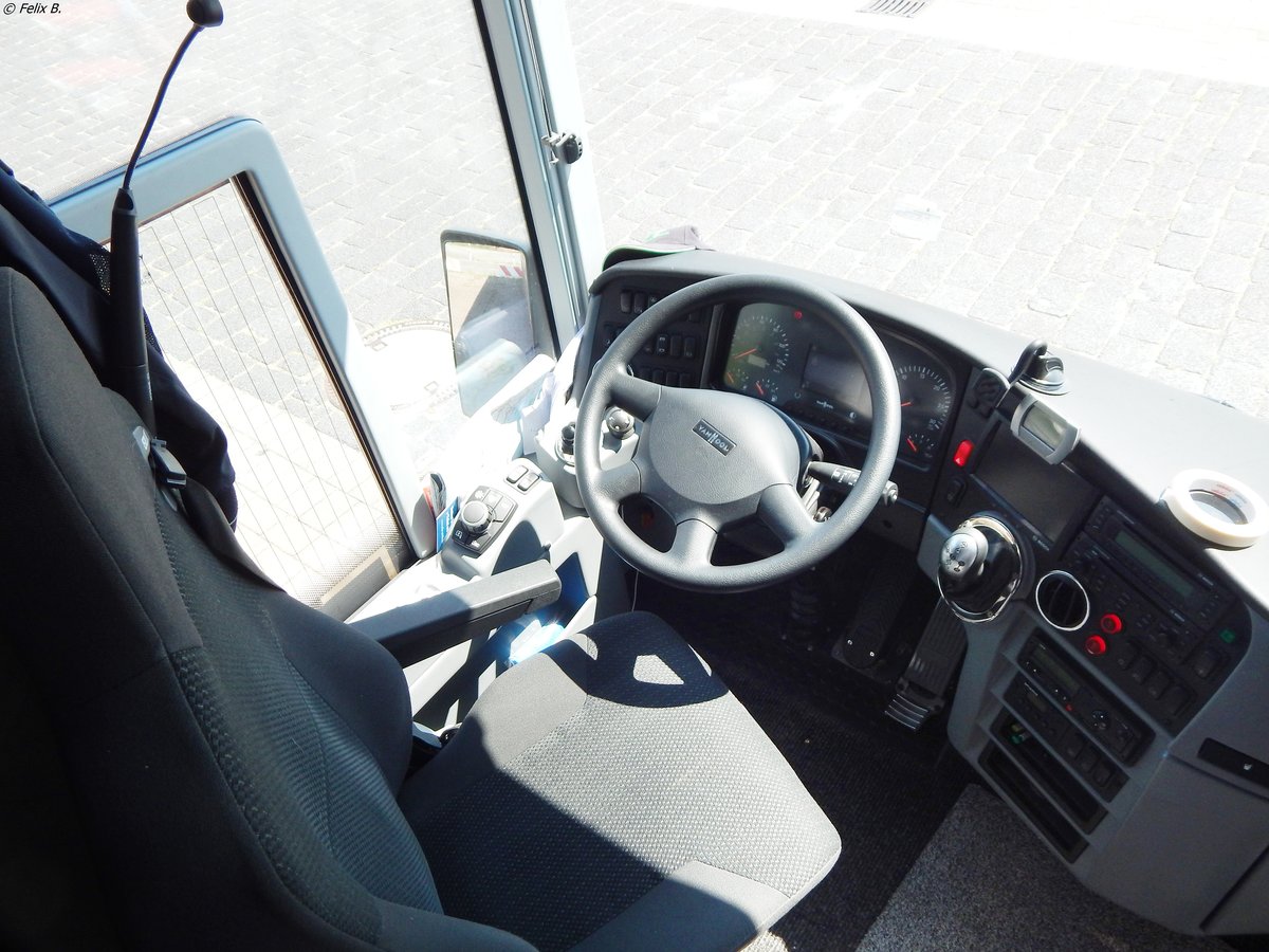Der Fahrerarbeitsplatz vom Van Hool TX15 von De Stille Kempen Reizen aus Belgien im Stadthafen Sassnitz.