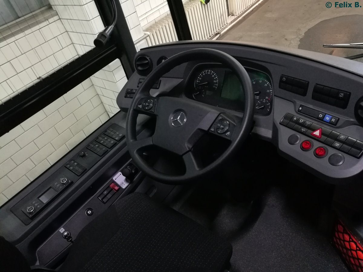Der Fahrerplatz eines Mercedes Citaro III der Neubrandenburger Verkehrsbetriebe in Neubrandenburg.