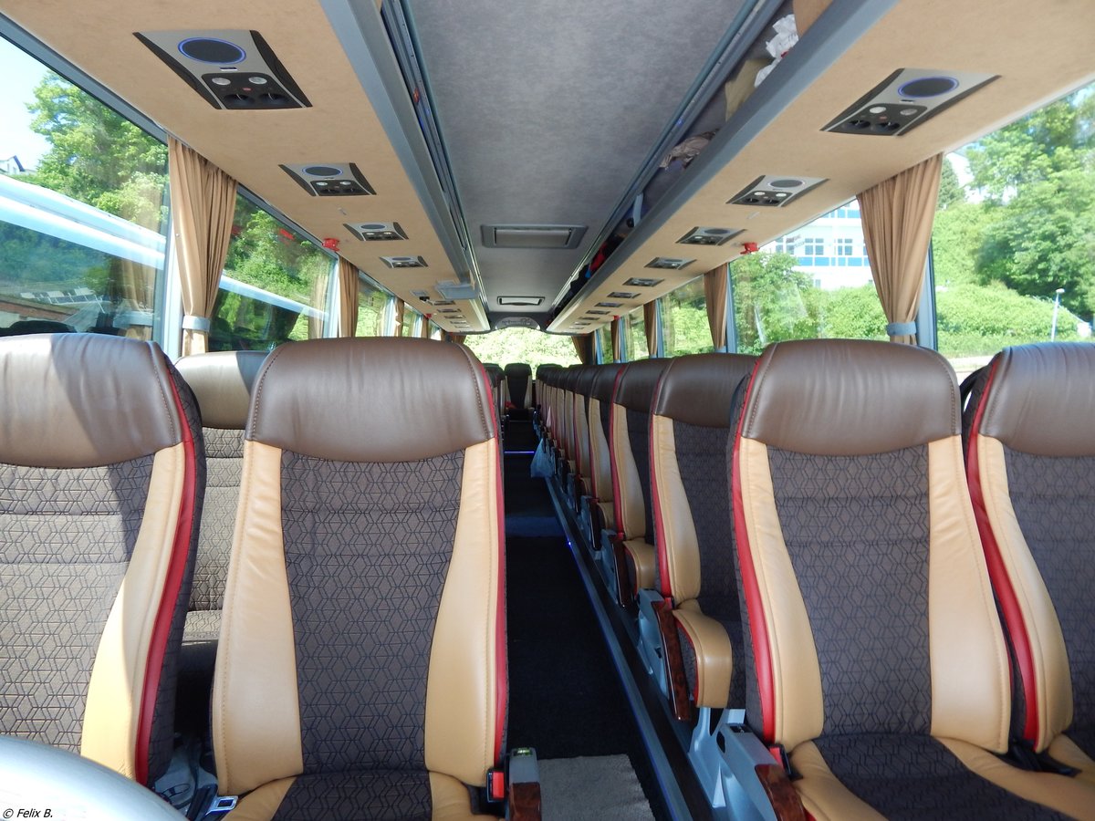 Der Fahrgastraum vom Van Hool TX15 von De Stille Kempen Reizen aus Belgien im Stadthafen Sassnitz.
Der Bus ist der erste Van Hool mit Kiel-Sitzen.