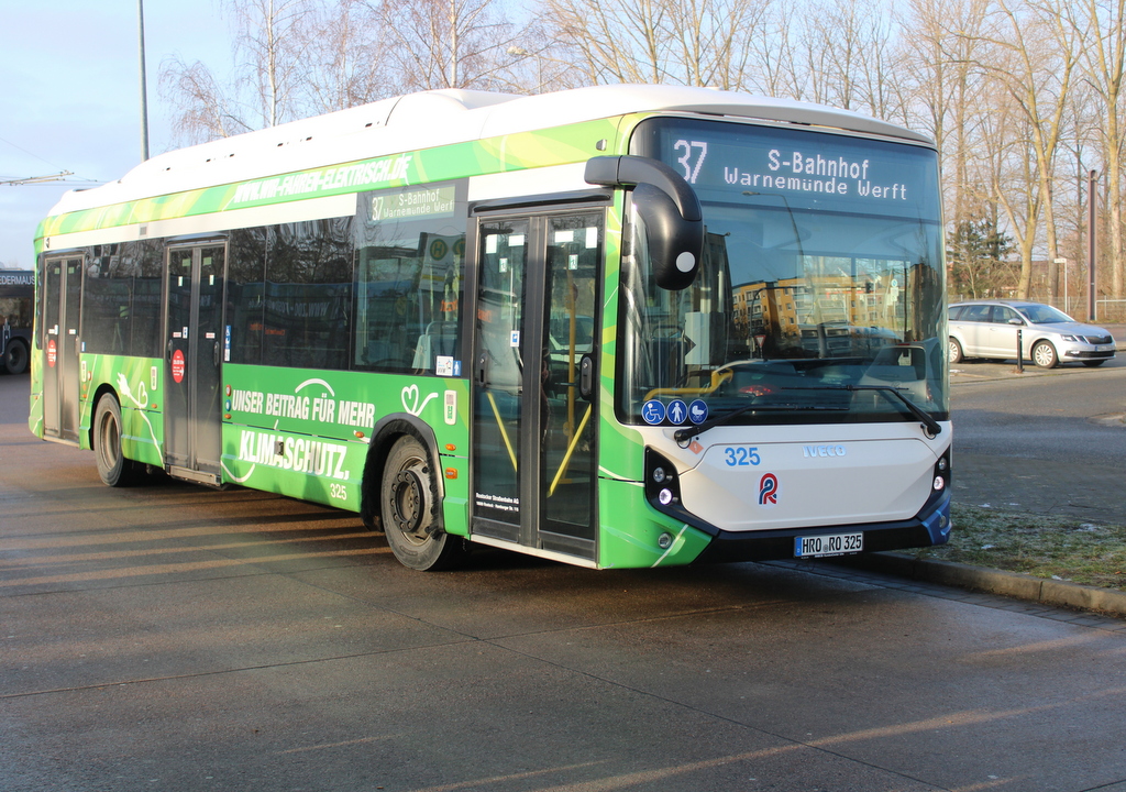 Der Iveco E-Way 12 m Niederflur von der Rostocker Stra�enbahn AG als Linie 37 von Rostock-Mecklenburger Allee nach Warnem�nde-Werft,bekommen am 12.01.2024 an der Haltestelle Mecklenburger Allee
