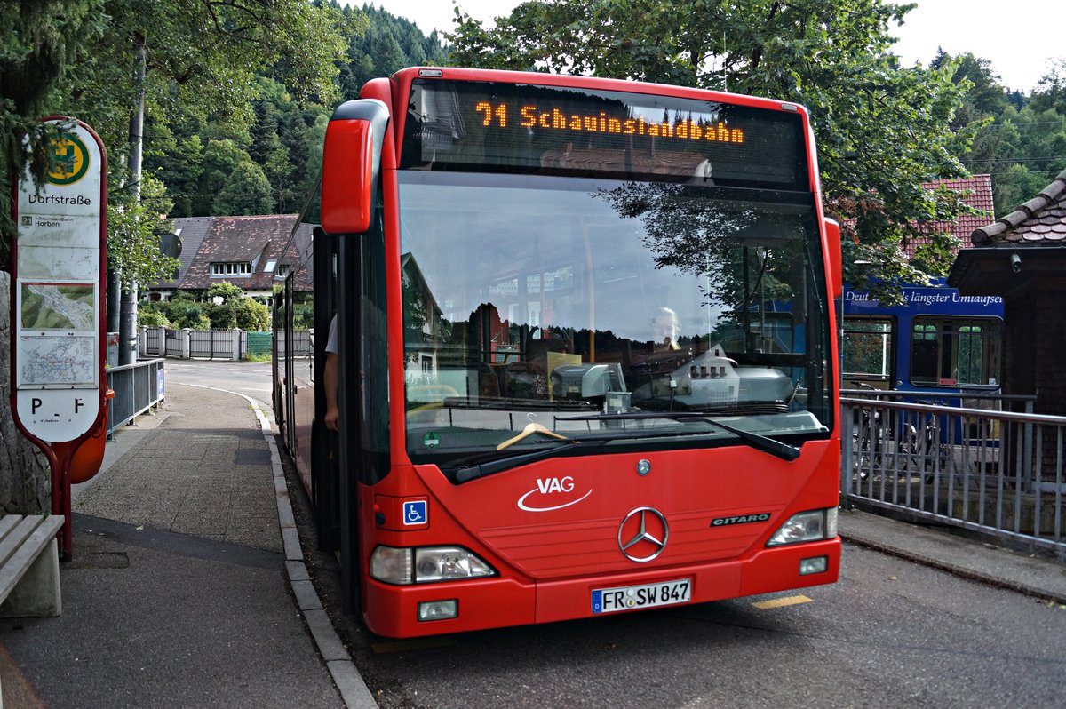 Der Mercedes Benz Citaro Standartbus Nr. 847 der VAG-Freiburg wartet am 8. August 2017 an der Haltestelle Dorfstra�e in Freiburg-G�nterstal auf seine Abfahrt zur Talstation der Schauinslandbahn (Linie 21). 
